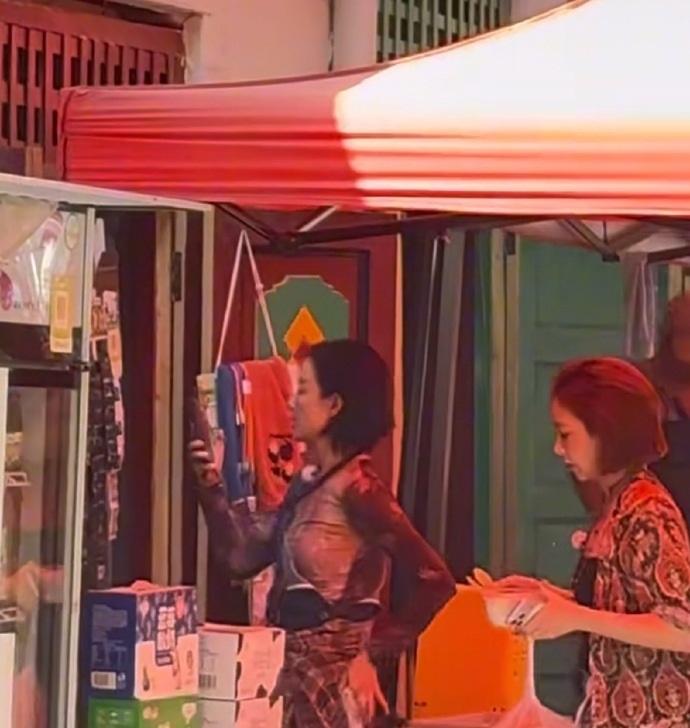 今天倪妮和高叶一起去录制综艺节目，两位这次是去购物，而且都搭配的非常潮，看上去像