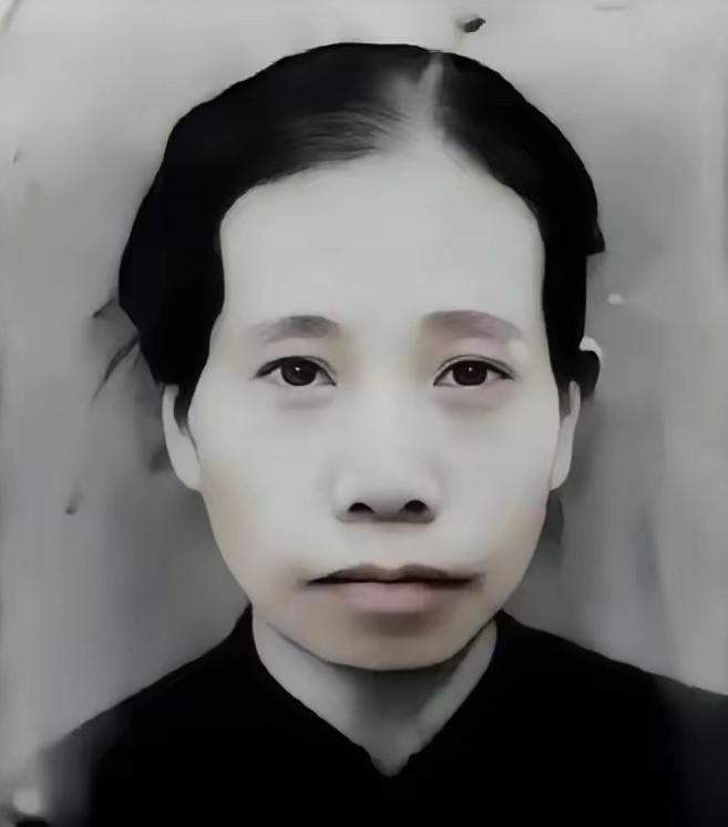 1943年常德会战，一群日本兵与一名中国军人展开了白刃战。刺刀劈开钢盔，一头长发