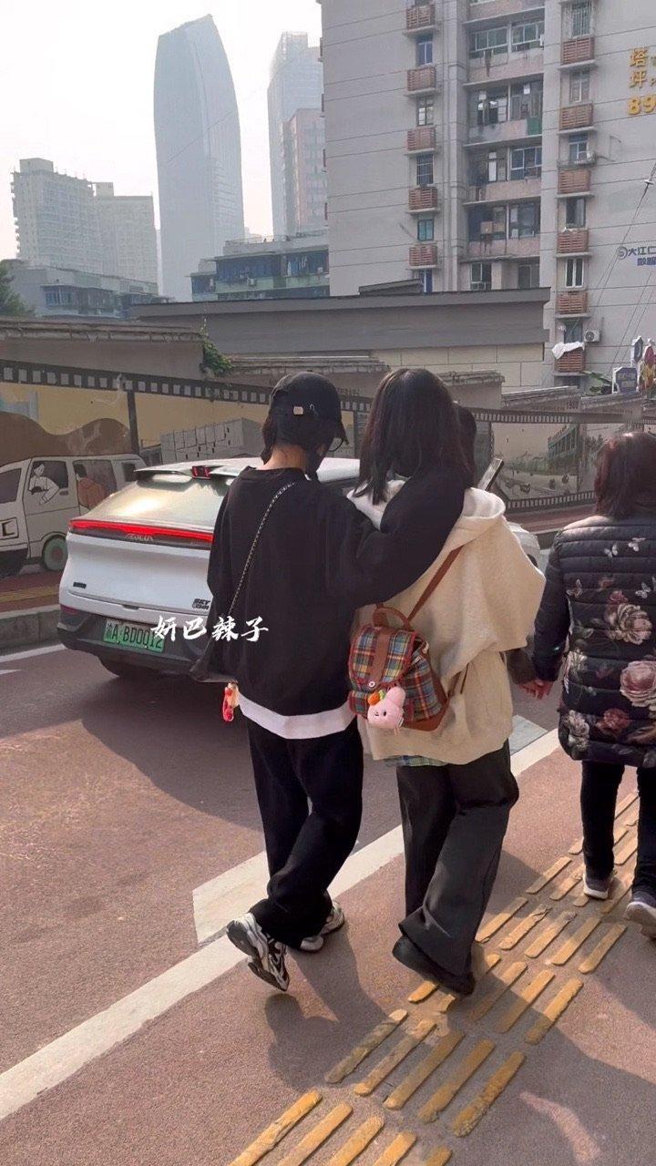 粉丝重庆偶遇白鹿重庆偶遇白鹿粉丝重庆偶遇白鹿，双马尾女鹅，玩的开心！