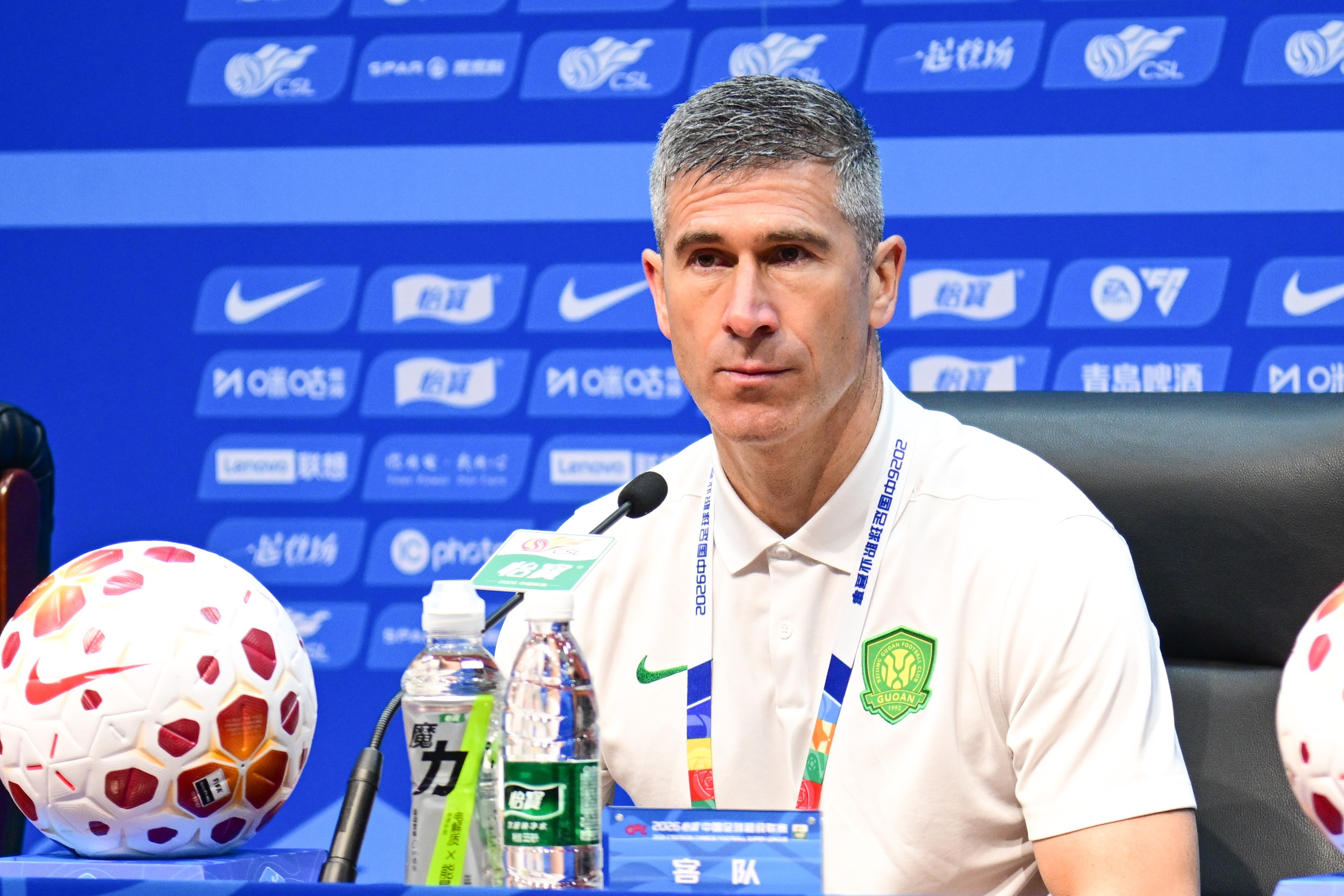 #国安主帅回应球队伤病潮#据北青体育报道，在今天国安一线队的公开训练课上，面对