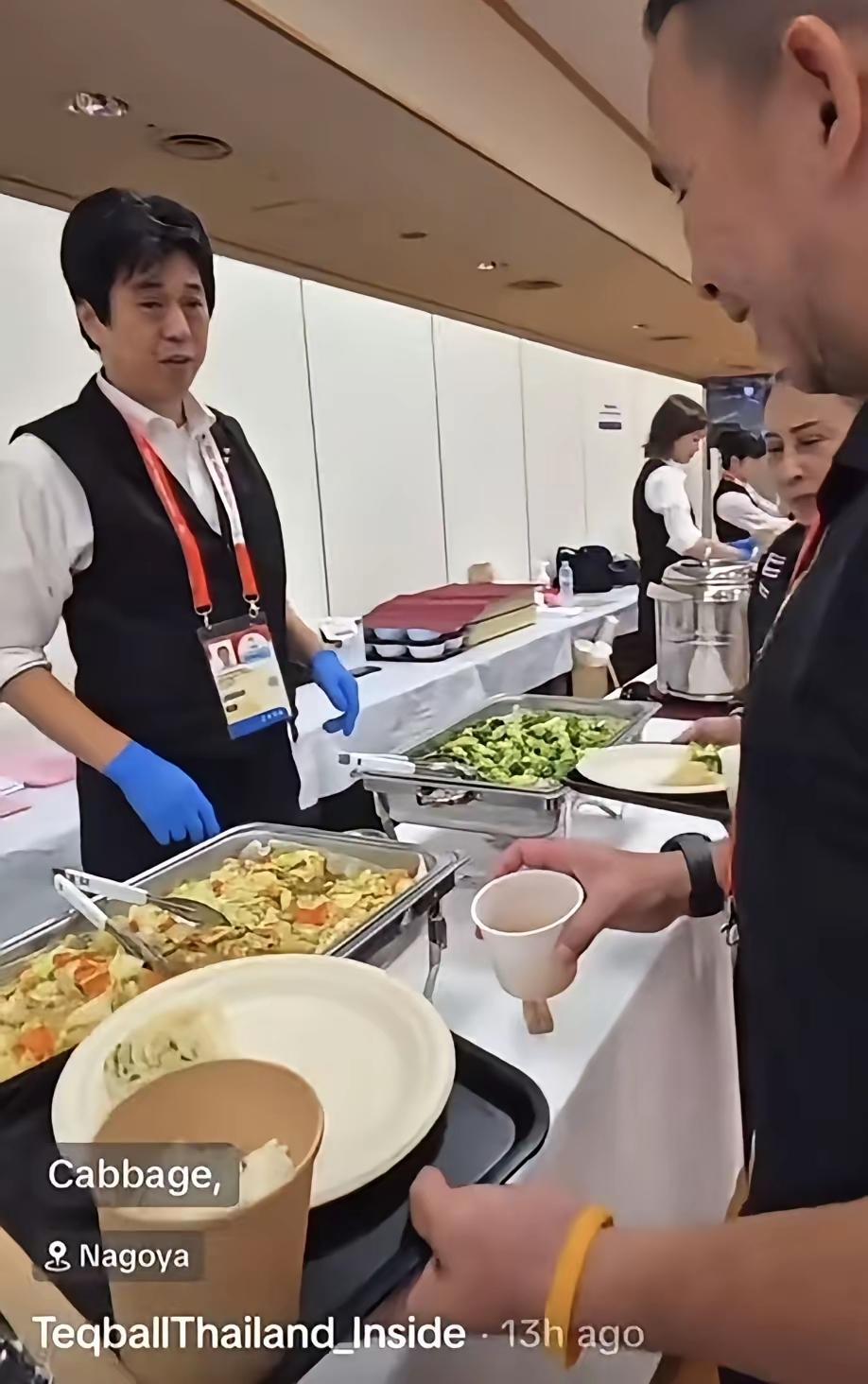 天啊，瞧瞧亚运会这个饭菜品种，少得可怜：一个包包菜，一个西兰花，一个面团子。知