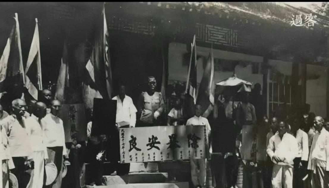 给侵华日军送“除暴安良”的牌匾，这真是汉奸们干得出来的事情，1938年，日军占领