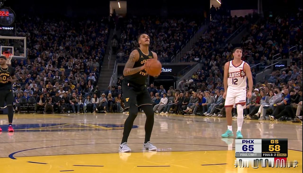 勇士新秀理查德真是太惊艳了！在今天勇士主场迎战太阳的上半场比赛中，虽然勇士以64