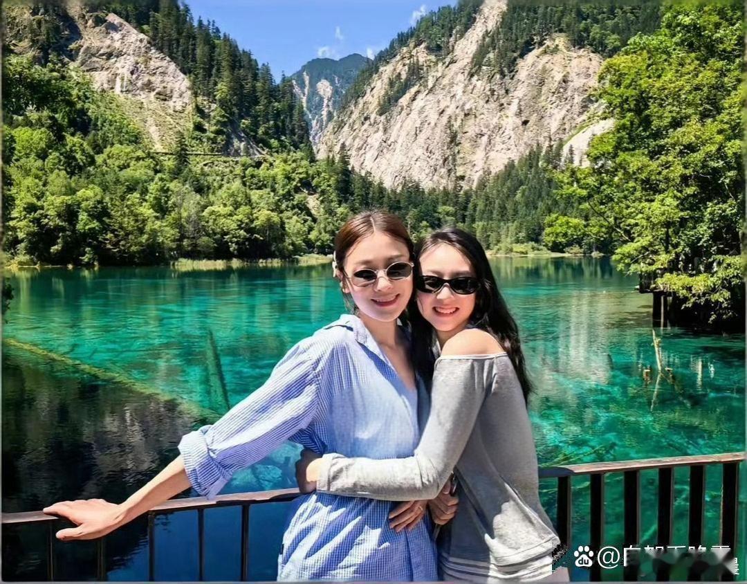 叶一茜带女儿九寨沟出游，晒出母女合影。森碟不知不觉长成大姑娘，高挑白皙，长相复刻田亮，不得不感叹这基