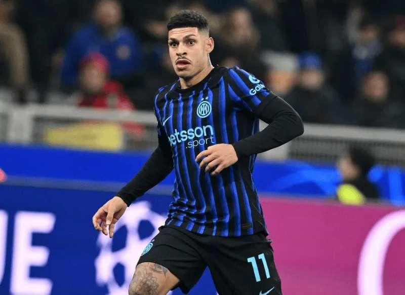 强势老员工对敏感的新人确实会有影响。恩里克踢右边翼卫的时候，与右中卫比塞克的搭档