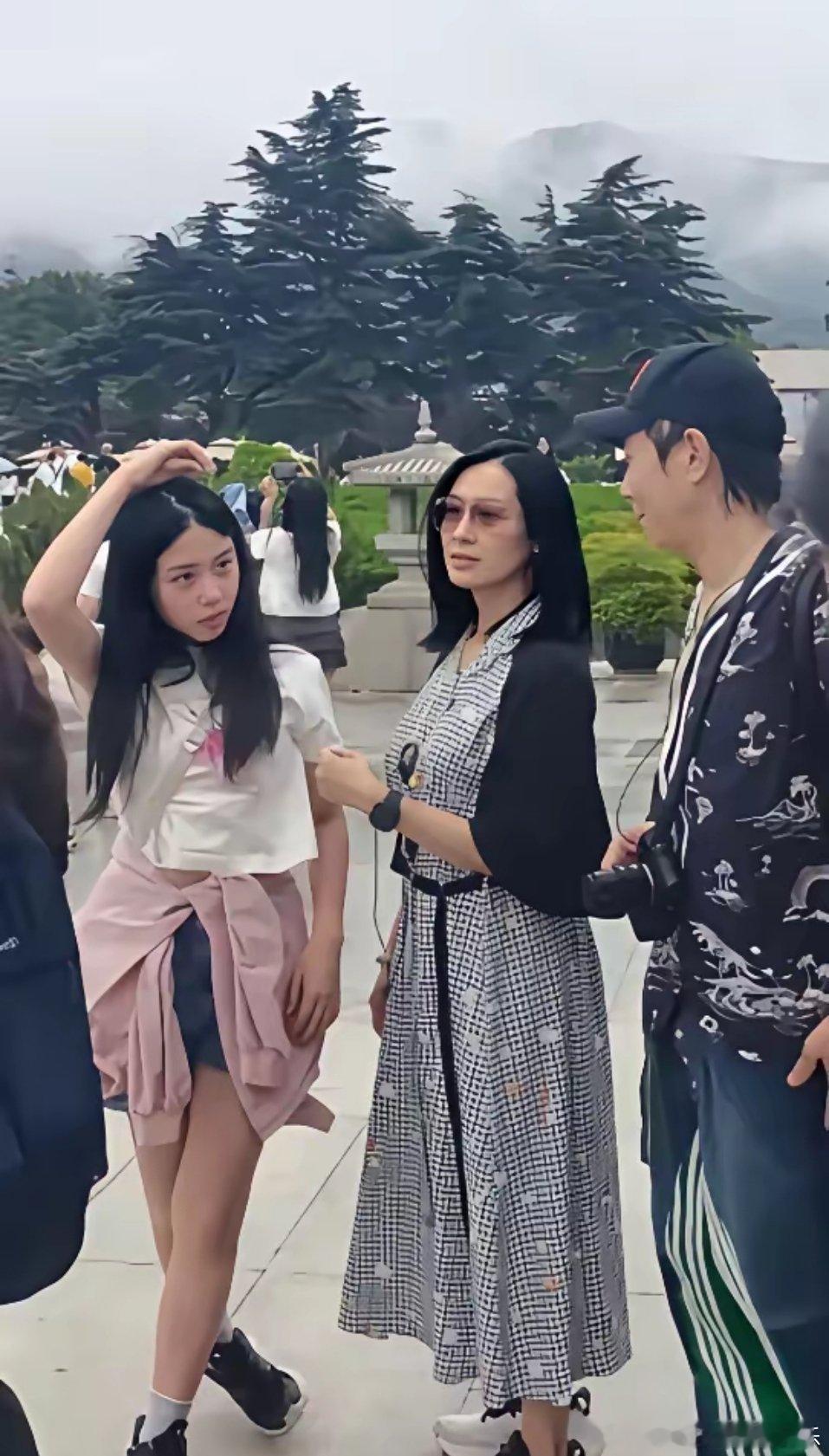 朱茵和黄贯中的女儿黄莺从小就长得像爸爸，长大之后，身高没有长多高，随了妈妈。​很