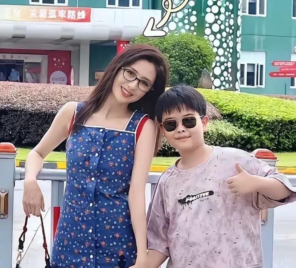 同样是单亲带娃，董洁和儿子相处分寸感失衡，反观佟丽娅，顺势让孩子拥有不少人气