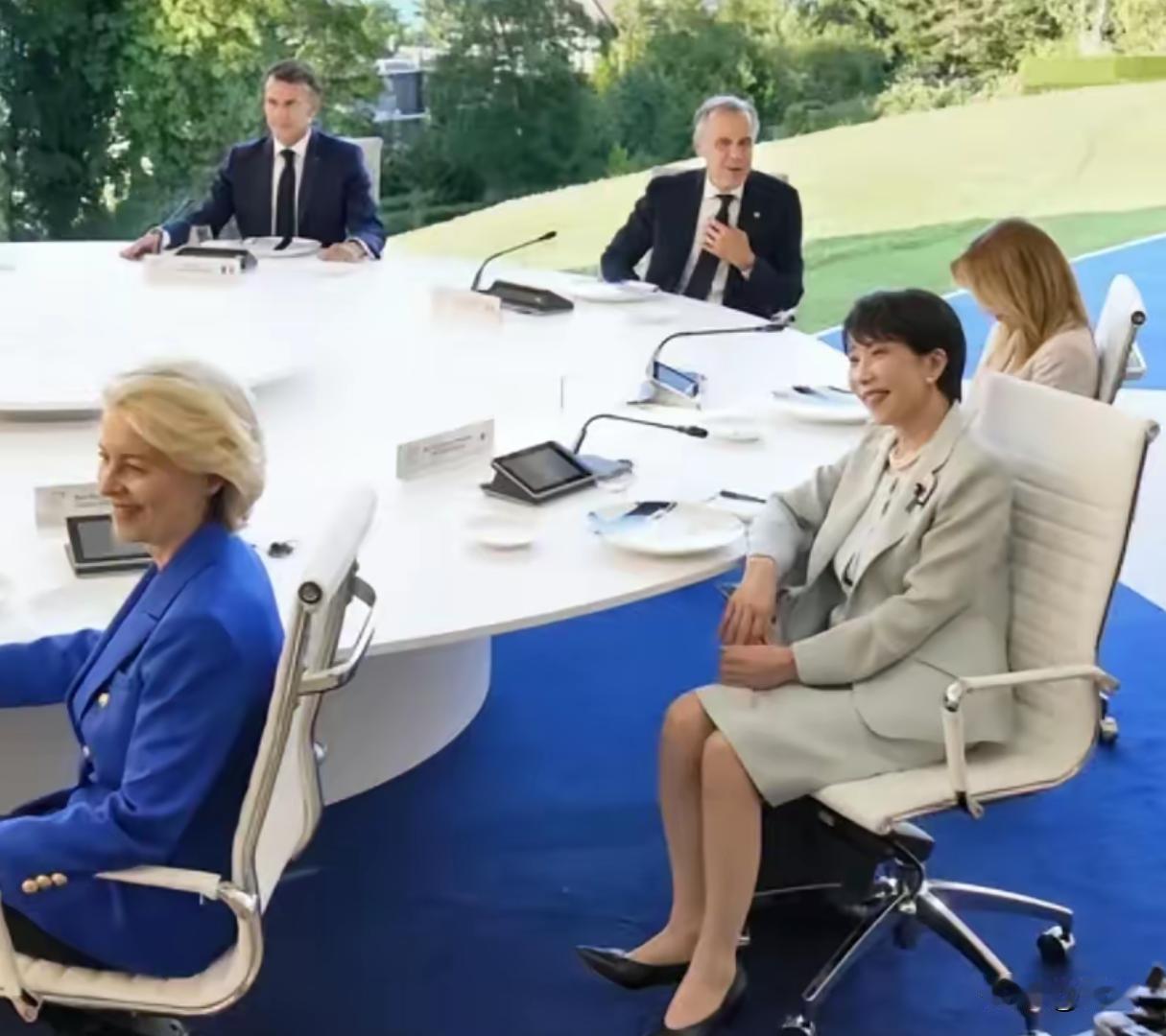 有些圈子真的没办法强融进去:G7峰会上高市早苗无聊的转椅子七国峰会目前已经落下
