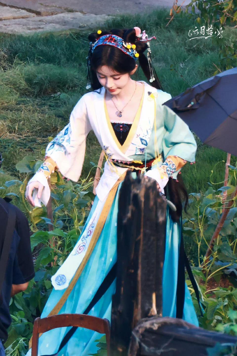 来战鞠婧祎妆造花里胡哨又特别，整体比较动漫化​​​