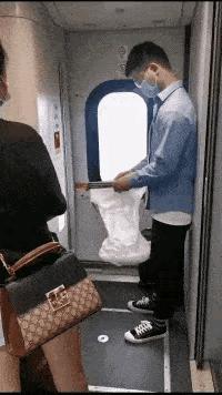 谁说无座票就只能硬邦邦地站着？上海虹桥高铁站，小伙带充气垫“躺赢”无座票，出行难