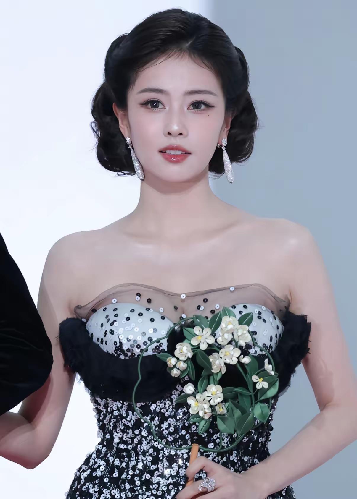 白鹿的星光大赏发言，凭什么戳中那么多人？不是辞藻多华丽，而是她把聚光灯转向了最容