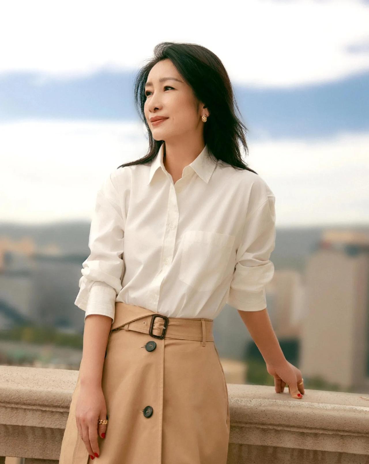 秦海璐这套穿搭，直接把70后女性的高级感焊在身上了！🔥白衬衫+卡其半身裙，简