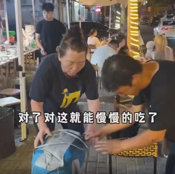 男子四天没吃饭，12月5日报道，走进一家大排档，低声问，“有没有1块钱的菜，我身