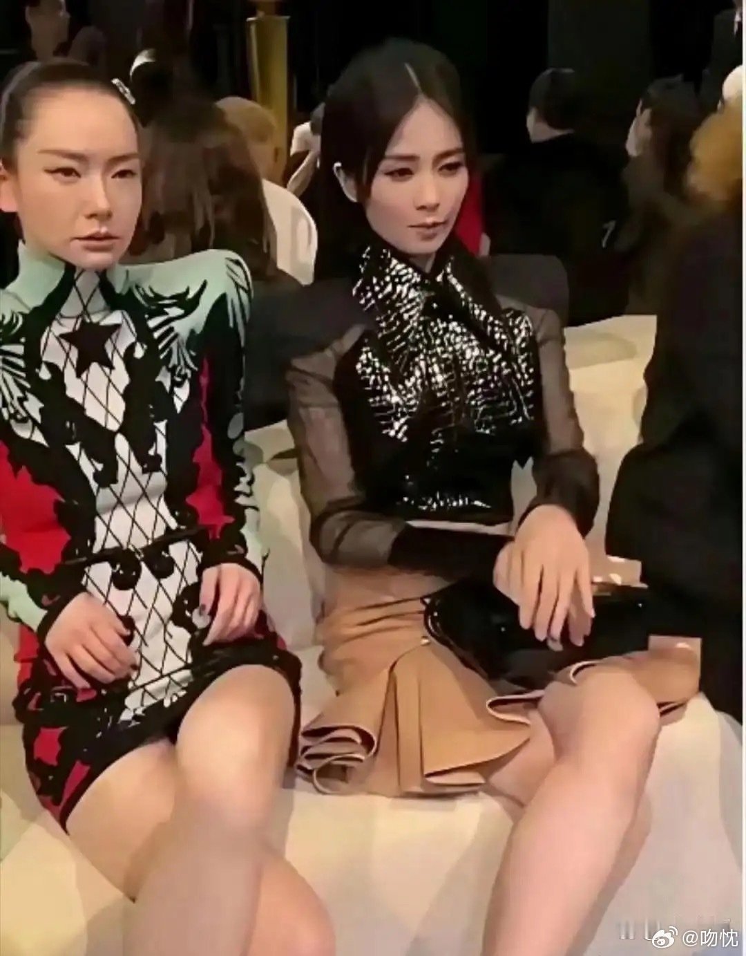 戚薇这礼服真的非穿不可吗？白鹿估计在强忍笑意，连正眼都不敢瞧她一下​