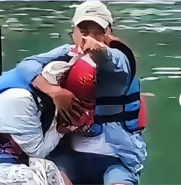 这回算是彻底栽了。 有个男的带着个女的去漂流，两人在皮筏艇上腻歪得不行，结果