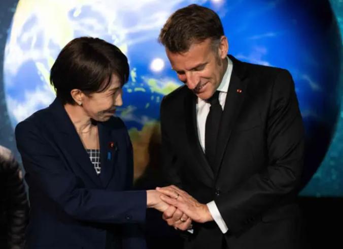 马克龙公然助日反华，作出两个恶劣挑衅举动。法国总统马克龙对东京进行为期三天的