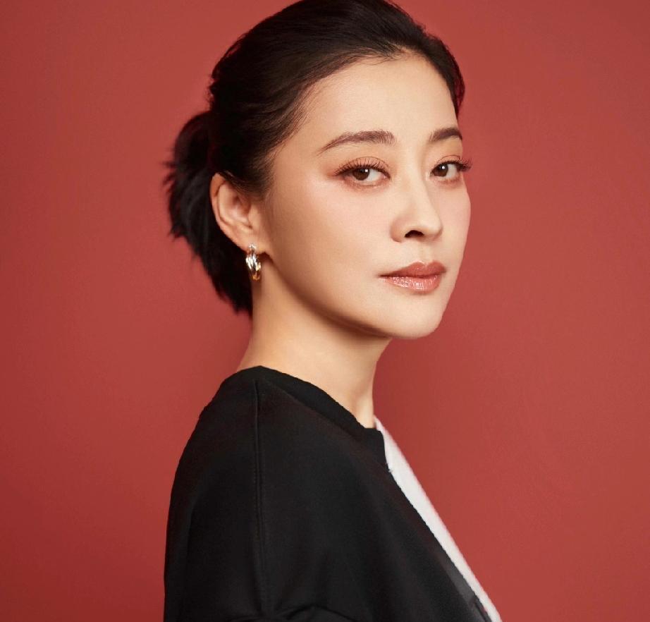 梅婷的演技，被严重高估了。你仔细看她的动作戏，破绽就藏不住。古装剧里一个转身