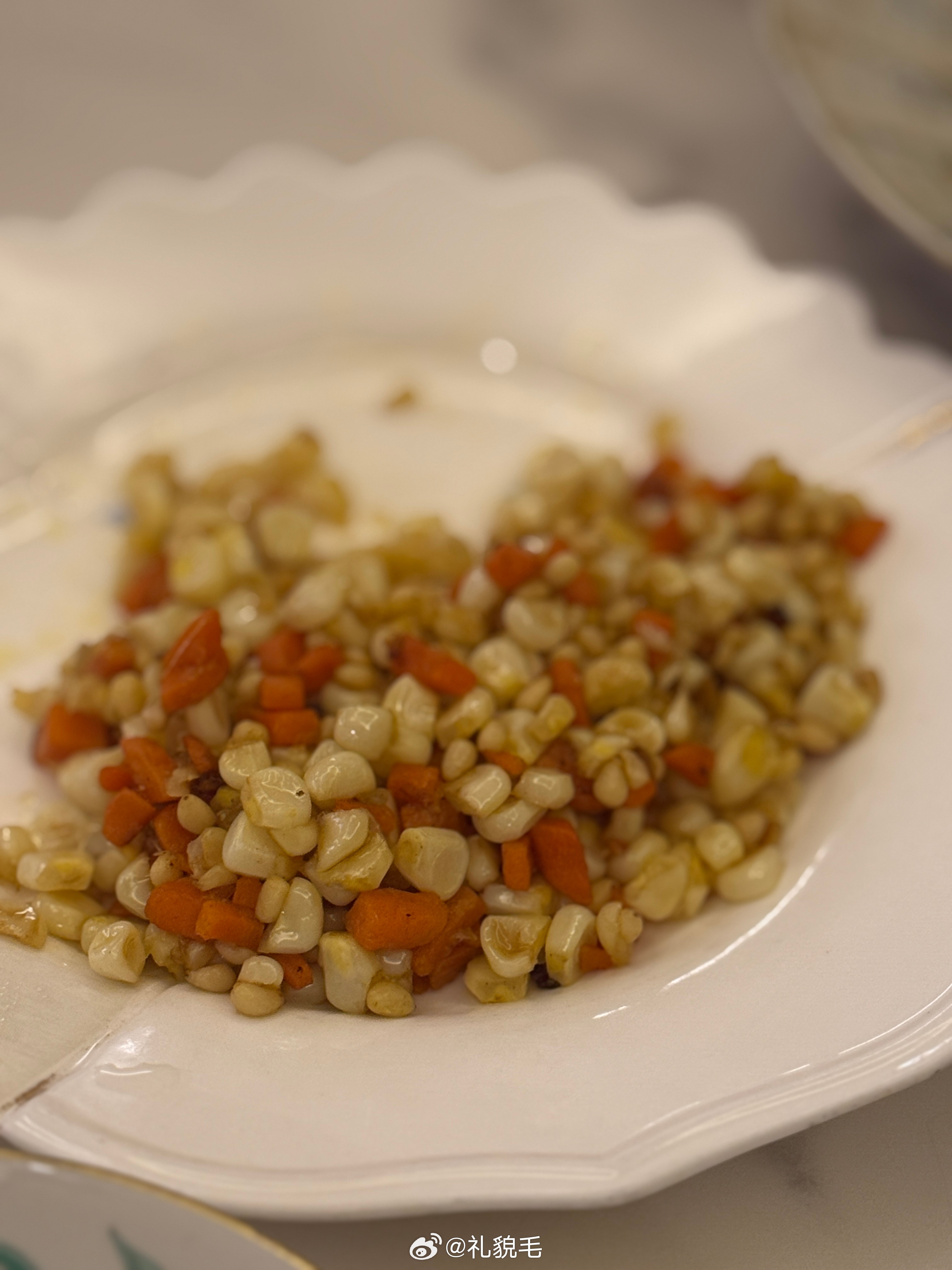 吃饭了，我最近新学了一种摄影技术，叫长焦这几张菜照片都是我站在五米开外拍的，怎么