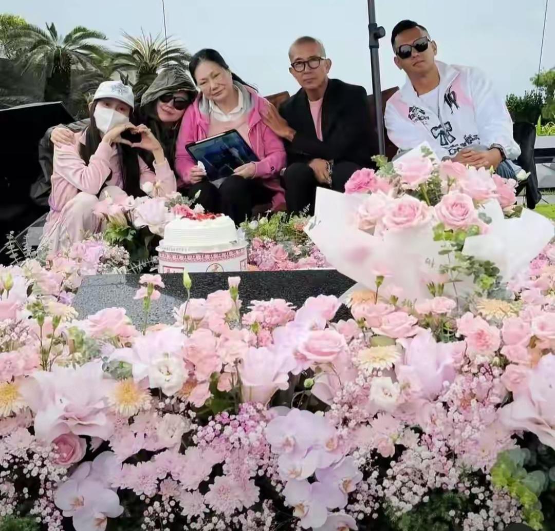 到大s坟墓前给她庆生，光头跟小s的行为惹众怒！大S50岁生日，光头和小s还有s
