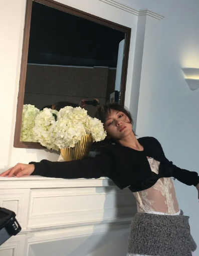 谁能抵挡文淇的魅力！她晒出的写真里，豹纹吊带裙衬出绝美线条，短发妆容冷艳飒爽，野