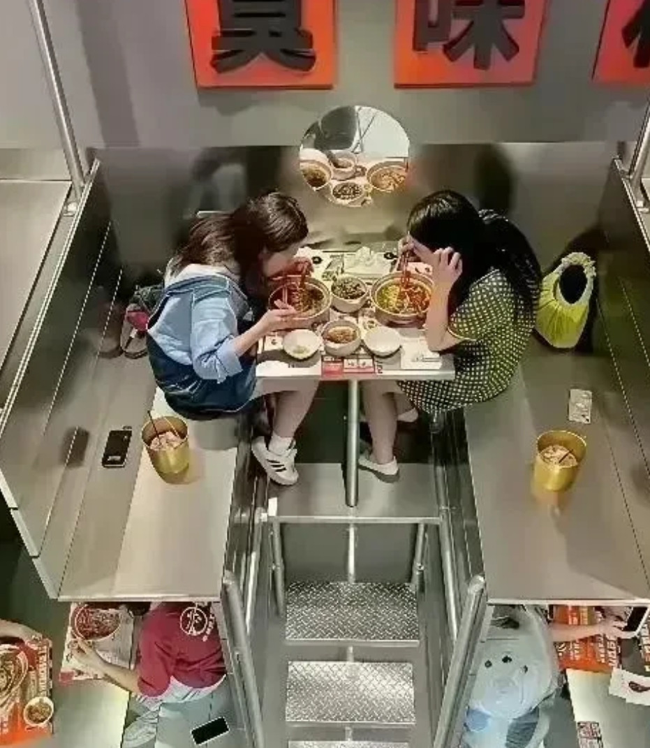 穿短裙的女生，估计不会在这里吃饭吧。哈哈哈