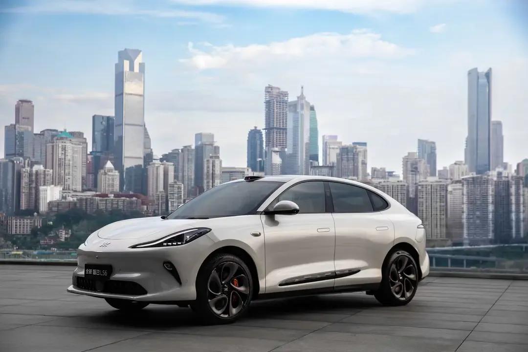 新一代智己LS6增程版以20.99万元起售杀入市场，提供了更强的超长续航，800