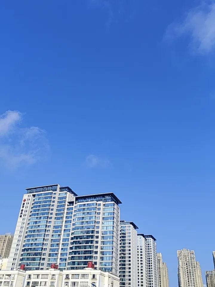 昆明这天气就像坐过山车。一夜狂风暴雨，把中科院昆明植物研究所里近70年树龄、近2