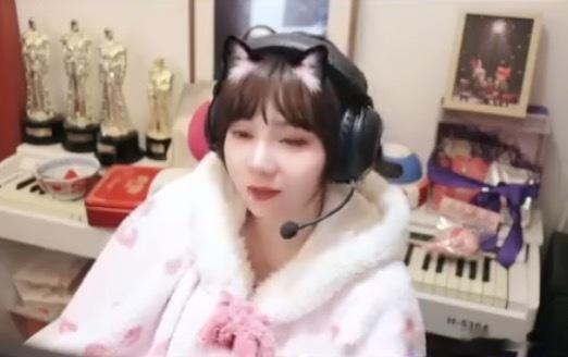 赤小兔：那个融艺杯是没了，但是那个主办方把这次枫哥雕哥黄哥出的钱给报销了，6w块