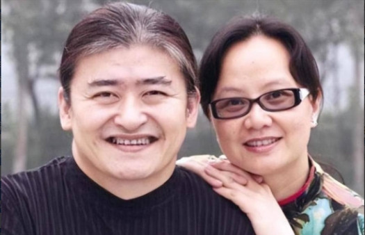 1987年，刘欢对主持人卢璐一见钟情，认识9天后就求婚成功。可是去民政局登记时，