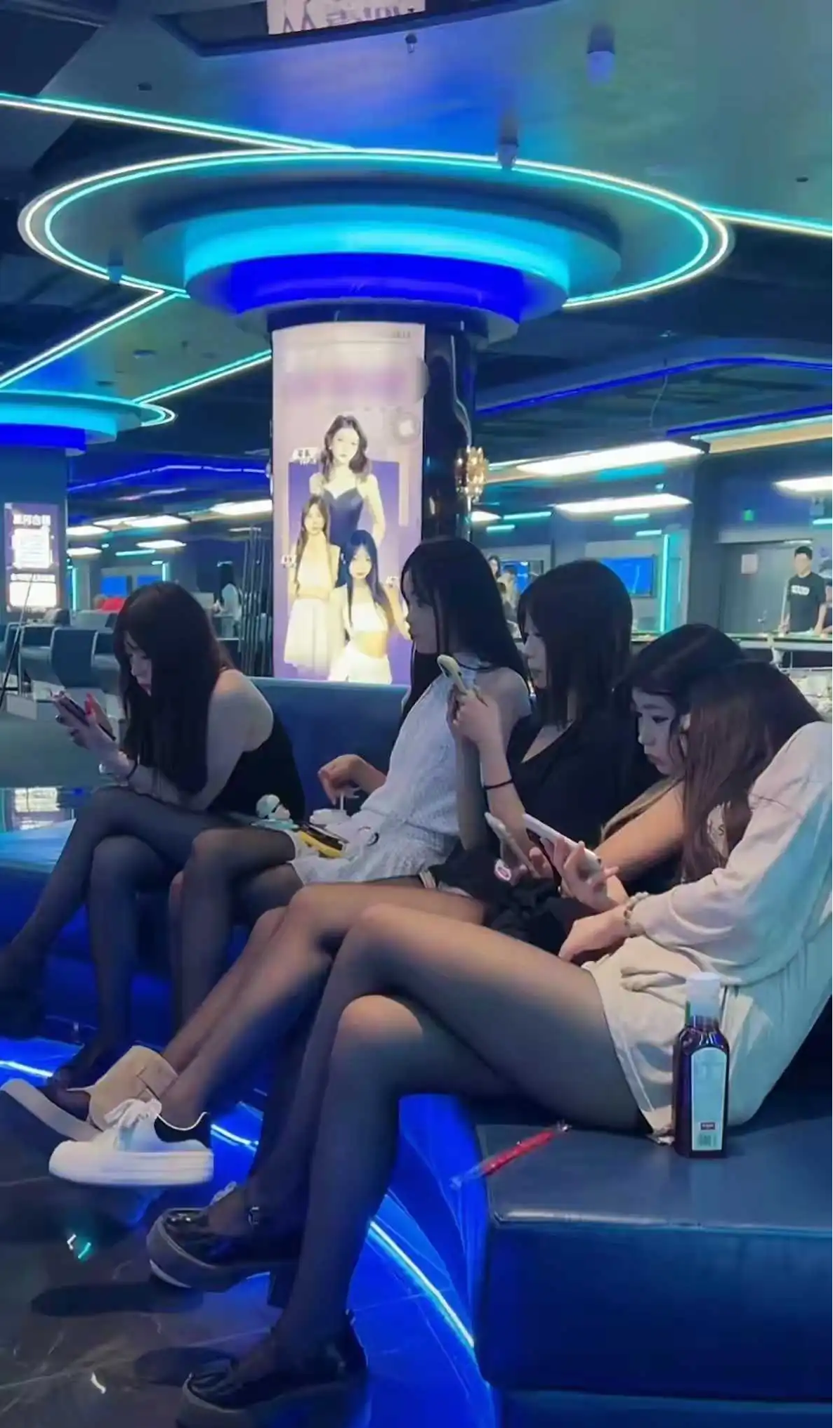 台球厅等待叫号的台球陪练。竞争激烈，不是每个人都有活干。