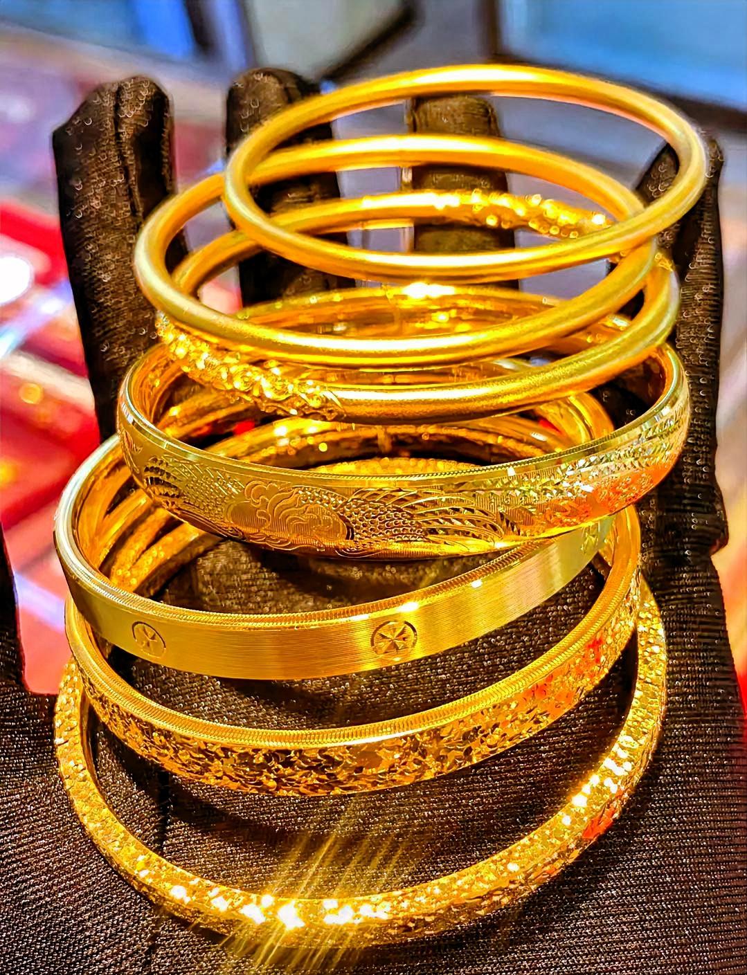 越南人排队抢购黄金甚至为买金睡街头！近几日，越南出现大量民众排队购买黄金的