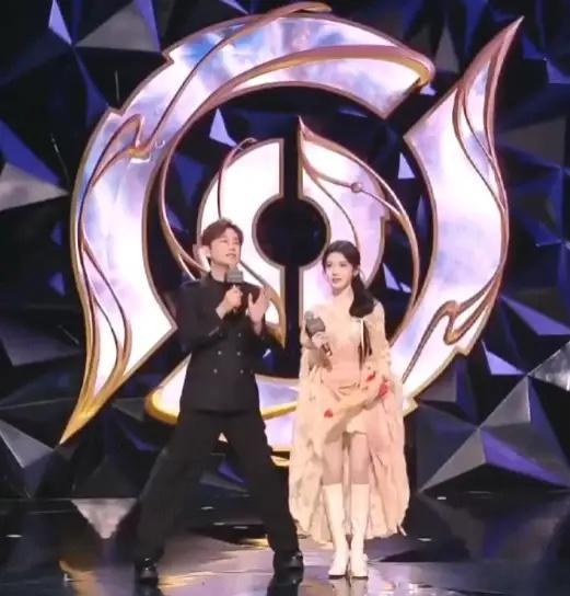 鞠婧祎还是适合拍古偶剧，出席活动除了自己尴尬外，别人也不自在。何老师主持节目这么