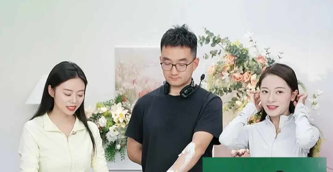 大家有没有发现个问题？与辉同行的安安和小贝长得越来越像了👭，并且从原来的扭
