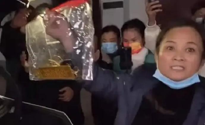 直播镜头晃了一下，朱小伟挠挠头，粉丝问啥时候补办婚礼。他喉咙里滚出三个字：早没