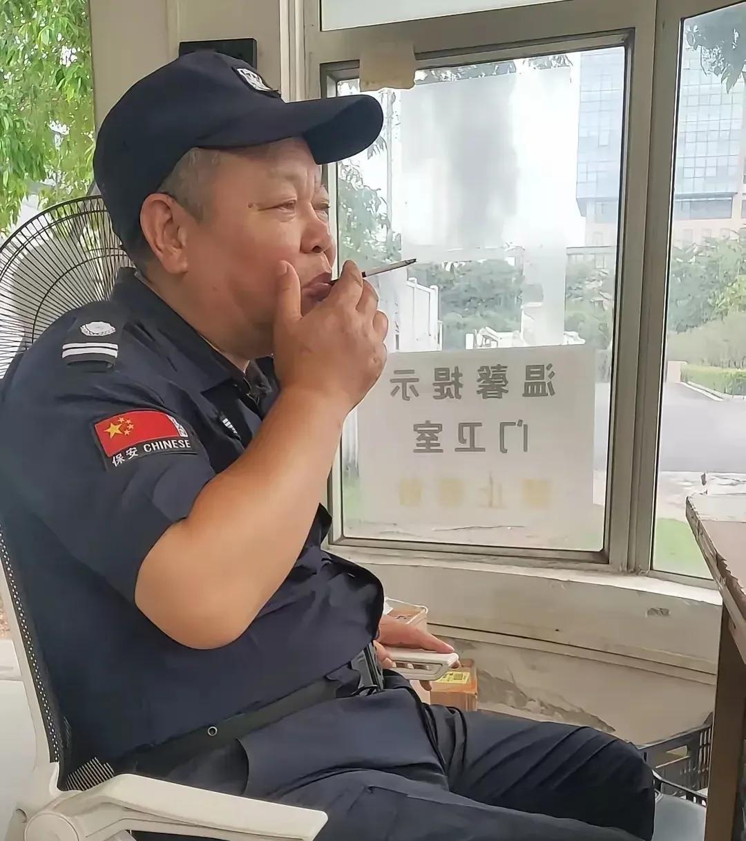 今天上班的时候，看到单位大门口门岗那儿换了两名保安，年纪最少也有六十五岁以上。