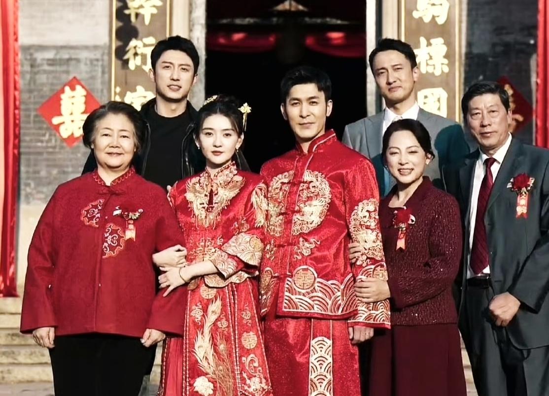 如果这张合照是《罚罪2》的结局就好了，一家人和和美美的在一块。可惜没有什么如