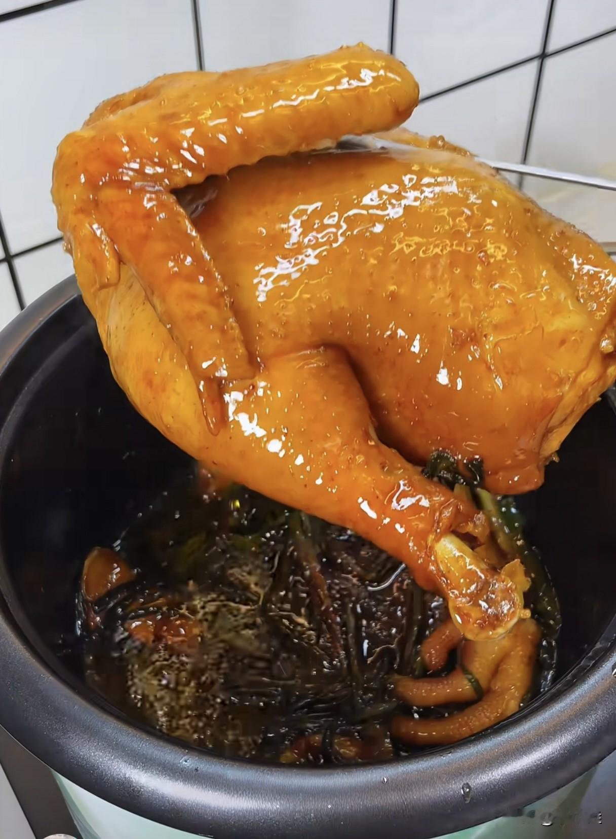 我老姨做了30年的电饭锅焗鸡，从来不用复杂厨具，不加一滴水，每次做都香满整栋楼，
