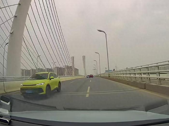 荆州这条快速路乱象频发，逆行压线太危险，车主们务必警惕荆州复兴大道是当地首条也