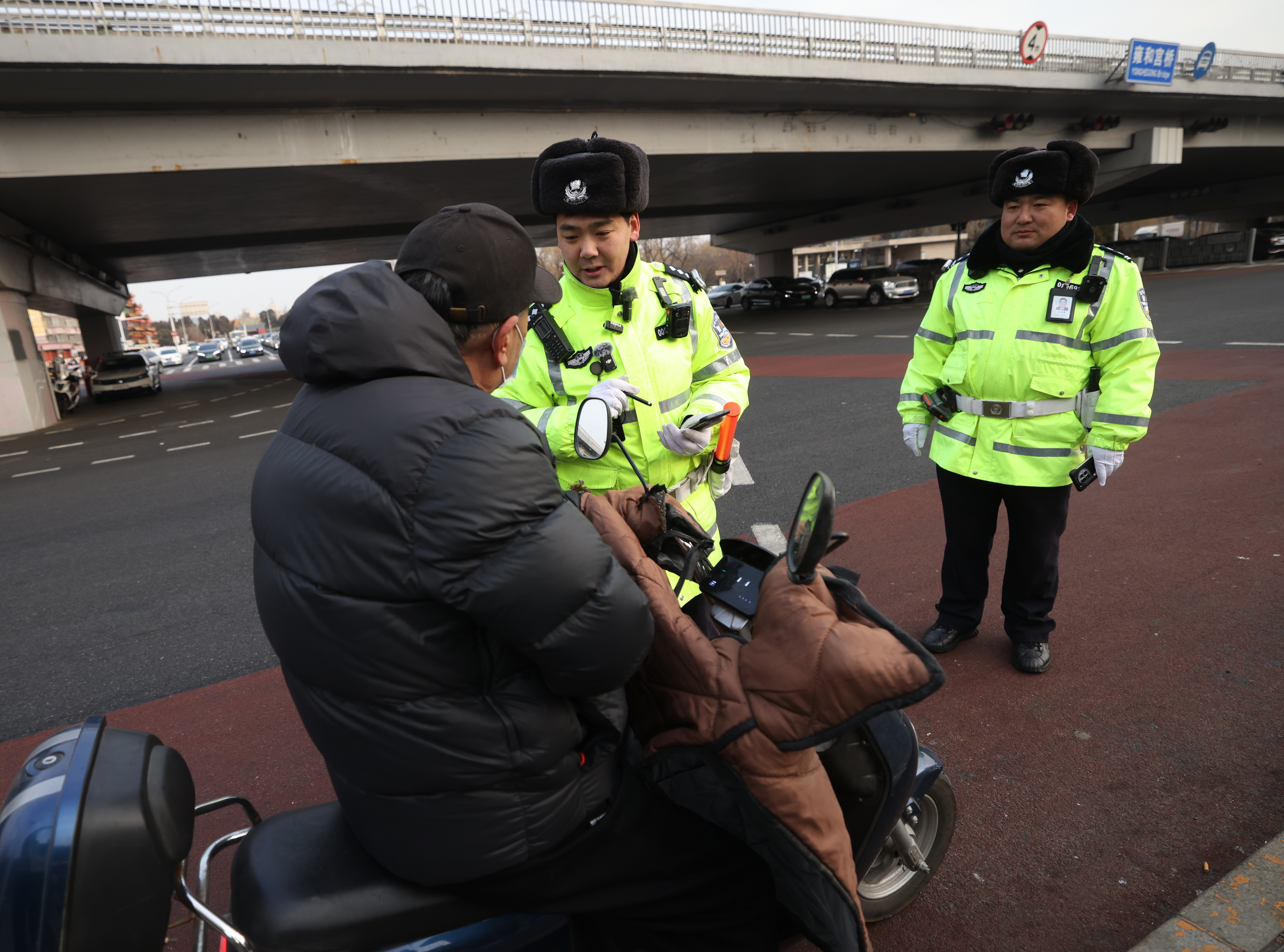 非机动车在路口排队时借机动车道超车? 北京交警提醒: 此举已违法