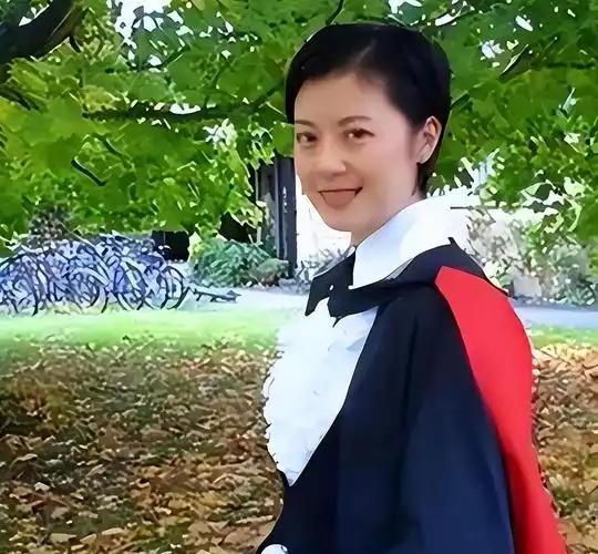 “我愿意放弃中国国籍，自愿加入英国！”这句话，是前央视知名才女主持人姜丰，