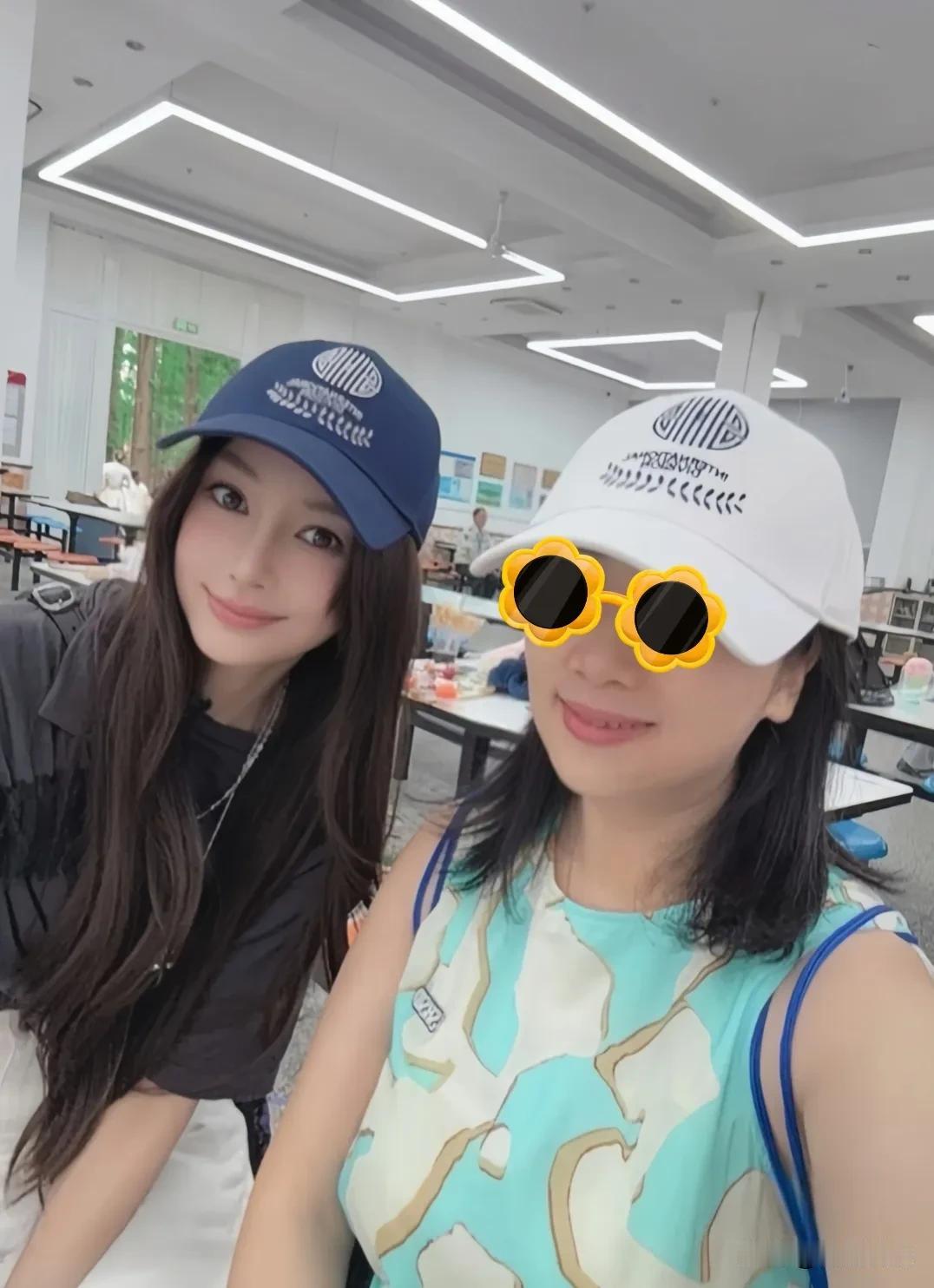 Baby现身儿子小海绵学校的义卖会上，还是那么好看，生图看起来超级年轻。黄晓明