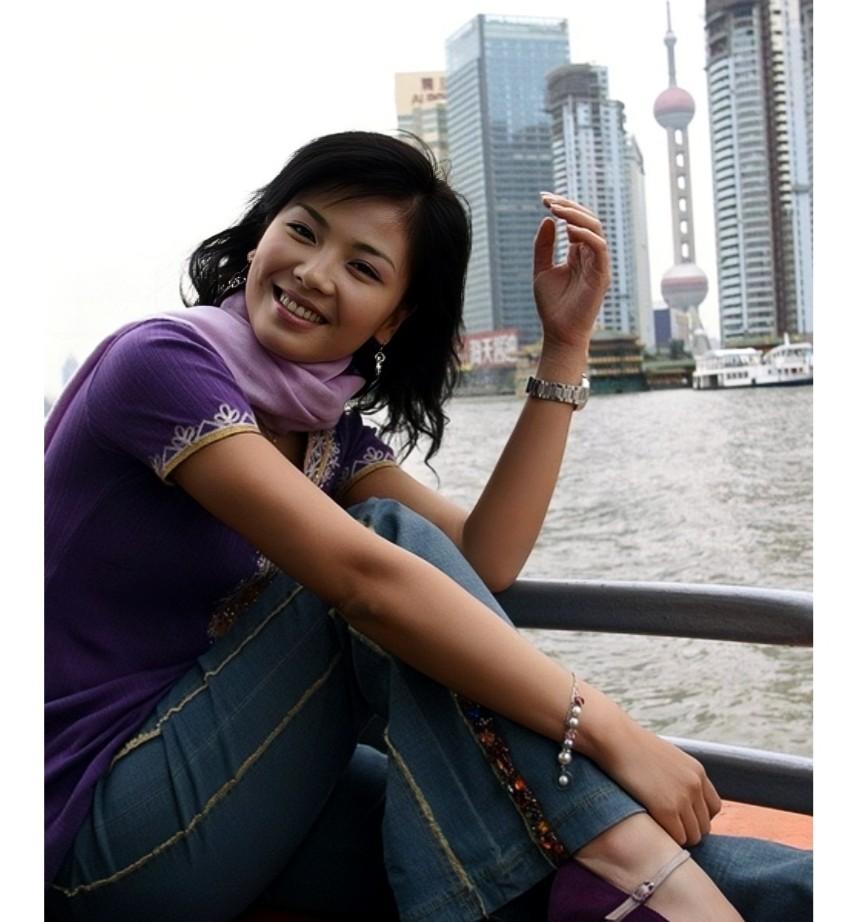 这是刘涛年轻时在上海黄浦江边的一张珍贵留影，照片中的她笑容甜美，眼神清澈，一头乌