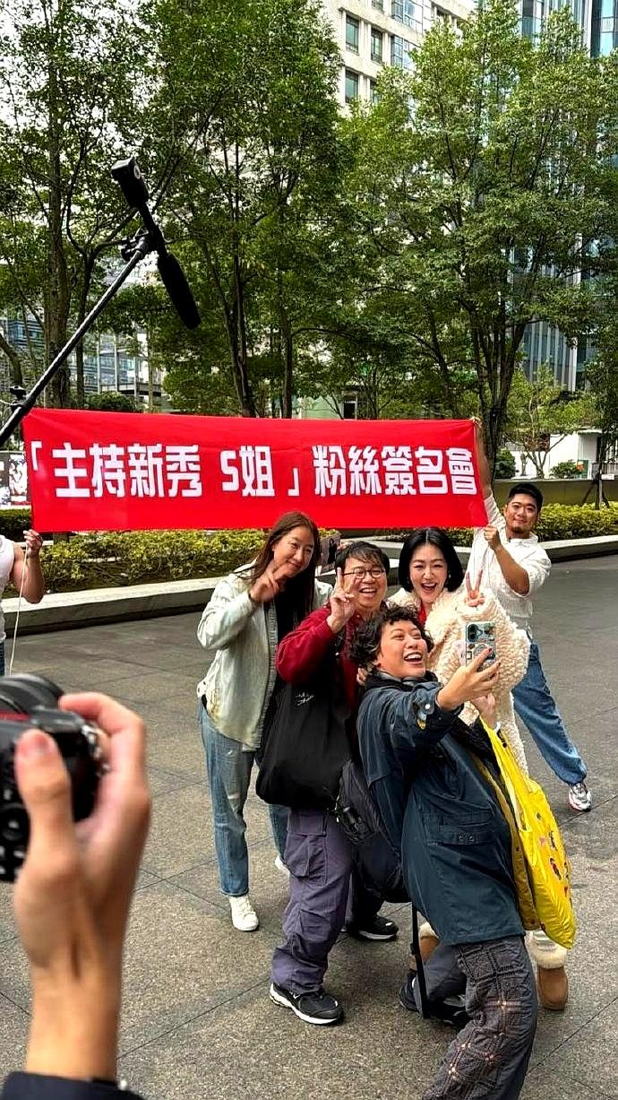 你敢信吗？昨天小S在台北签名会笑着打招呼，转头就偷偷抹眼泪。之前她追在大S屁