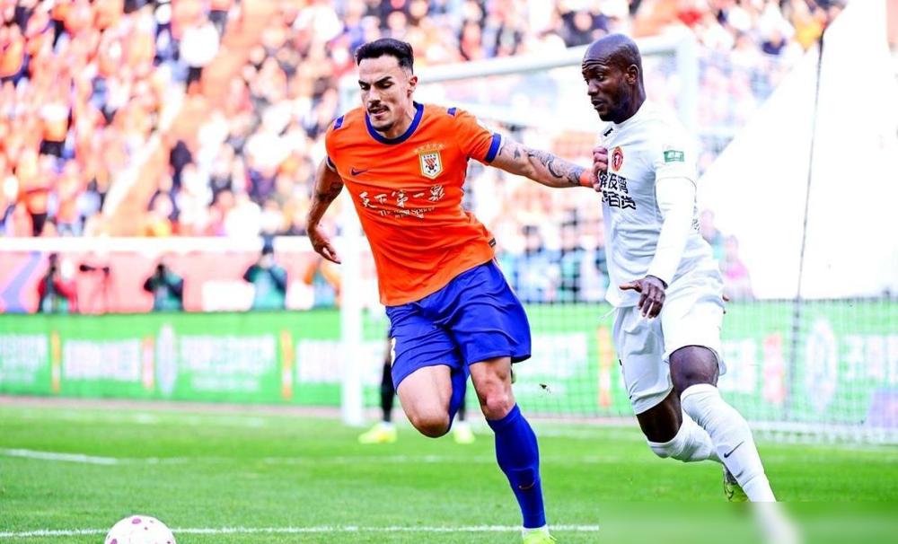 泰山队输球，新来的葡萄牙大个子就在场上“找肺”？别急着骂，教练组这盘棋大着呢。