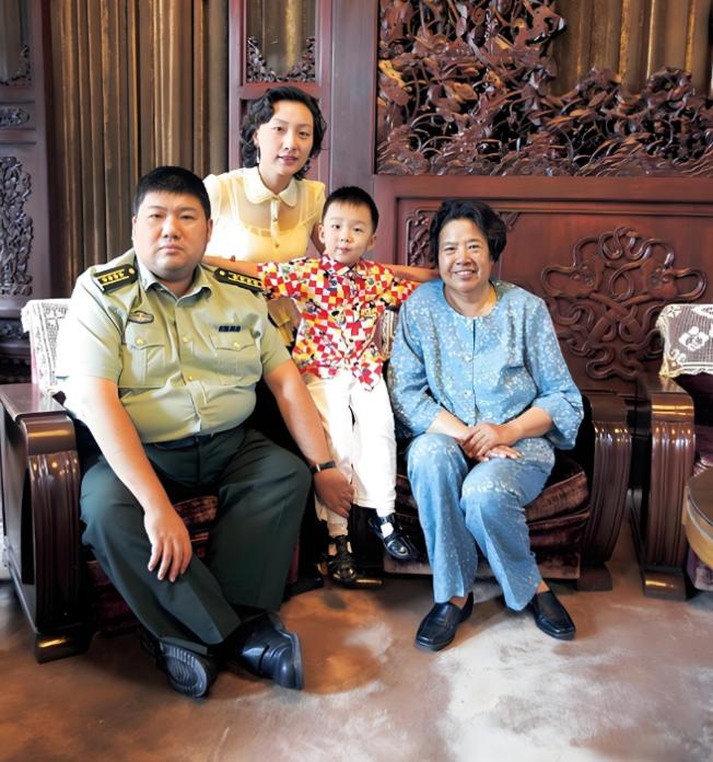 2008年，北京医院病房里，69岁的邵华老人已经非常虚弱了。她拉着儿子的手，用尽