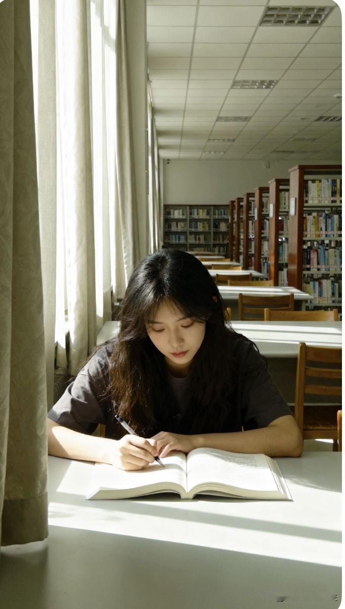 非常现实又通透的话：“底层出身的孩子，有一个通病，什么事都往外说。这是非常危险