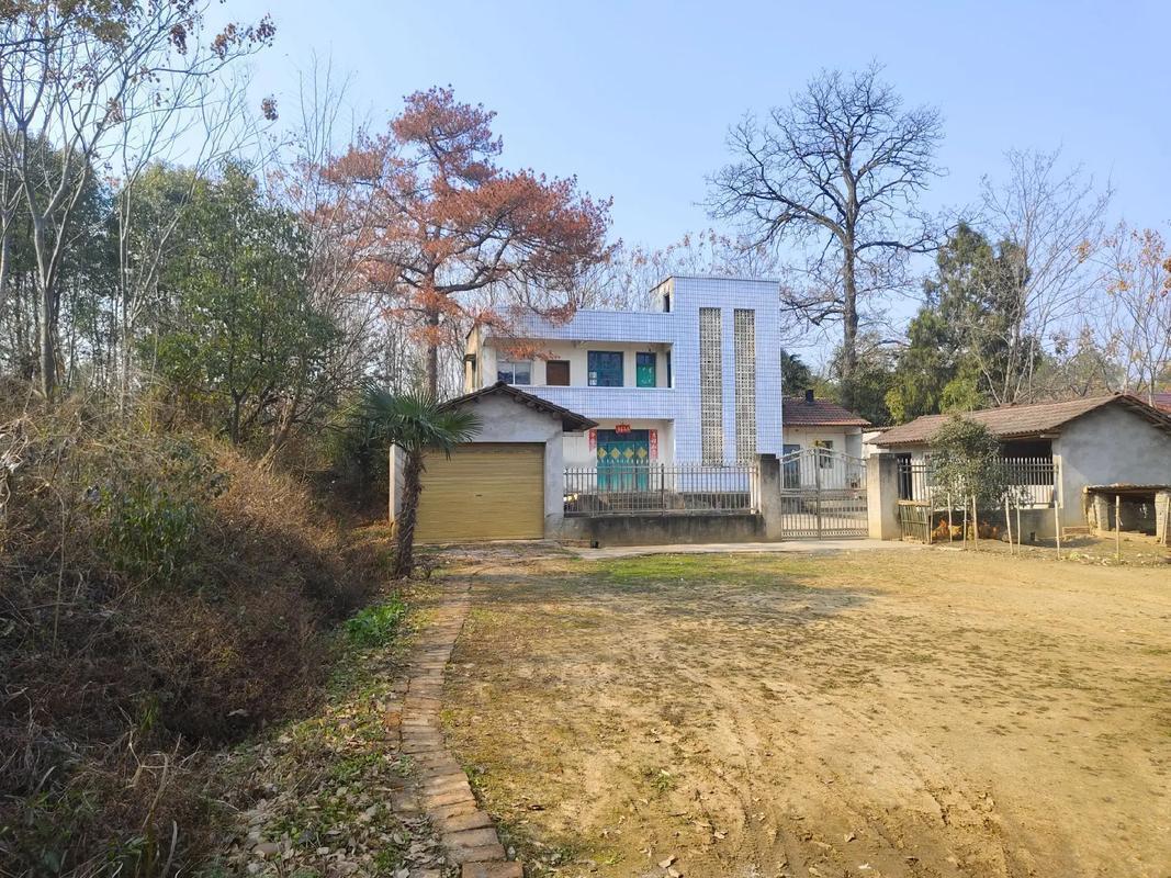 堂哥在深圳一个月拿一万二，今天突然跟我说，过完年不去了。我愣了一下，问他是不