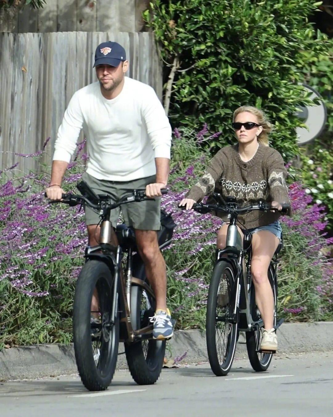 开始骑车🚴♂️🚴了！悉尼妹SydneySweeney与斯库特·布劳恩周二外