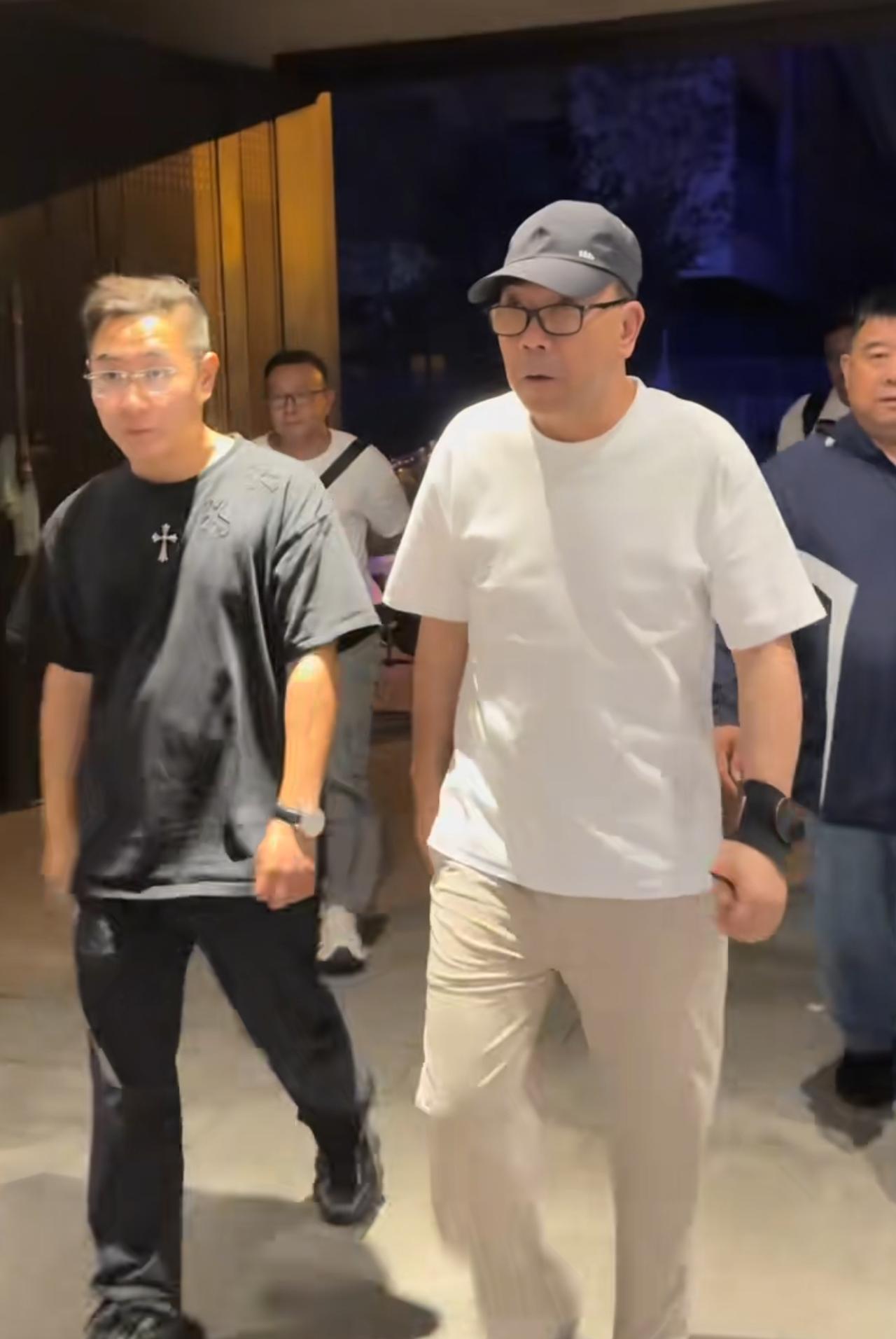 杨议带着徒弟薛博文专程前往田立禾的灵堂吊唁，送这位天津相声名家最后一程。能