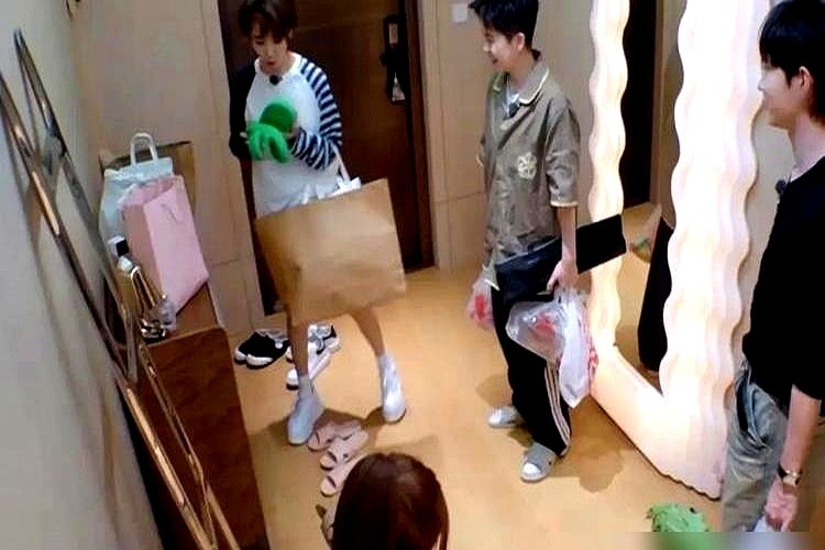 谢楠去陈妍希家串门，进门时手里自己拎着一双厚底拖鞋。原因挺实在，上次她来的时候，嫌人家家里的拖鞋底太